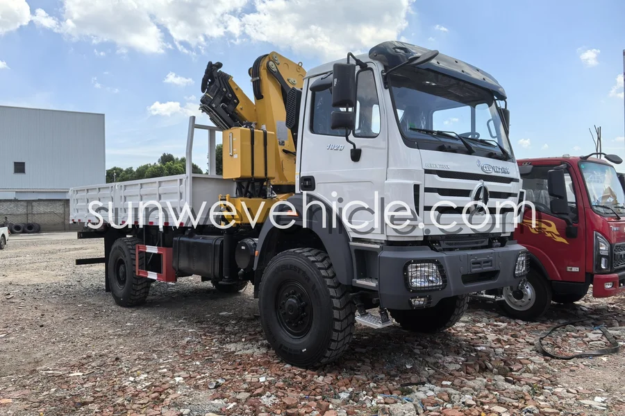 BEIBEN 4×4 White Fold-arm Boom Crane Truck