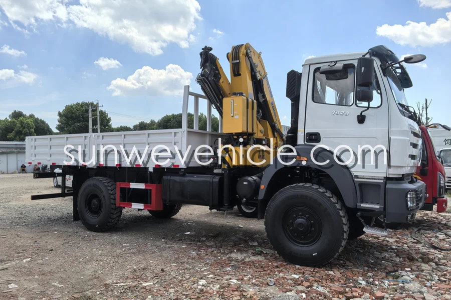 BEIBEN 4×4 White Fold-arm Boom Crane Truck