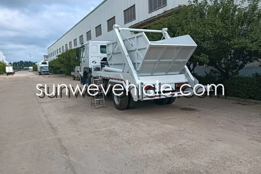 HOWO Hook Lift Garbage Truck