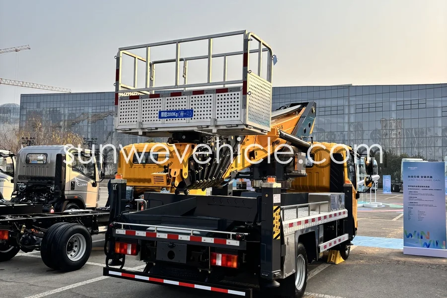 HOWO 4×2 Aerial Work Platform Truck 35m