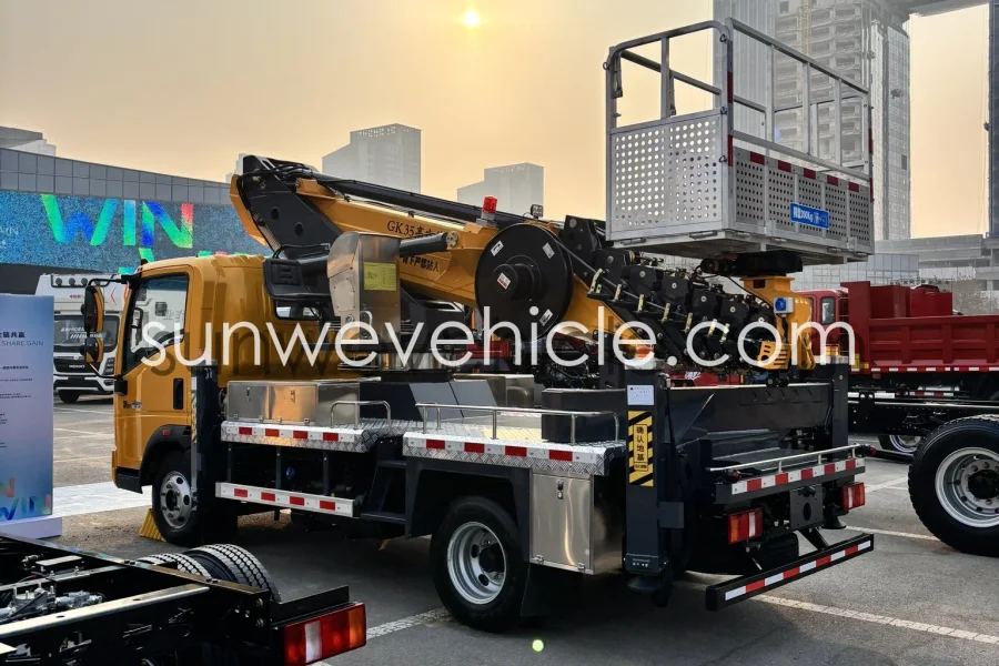 HOWO 4×2 Aerial Work Platform Truck 35m
