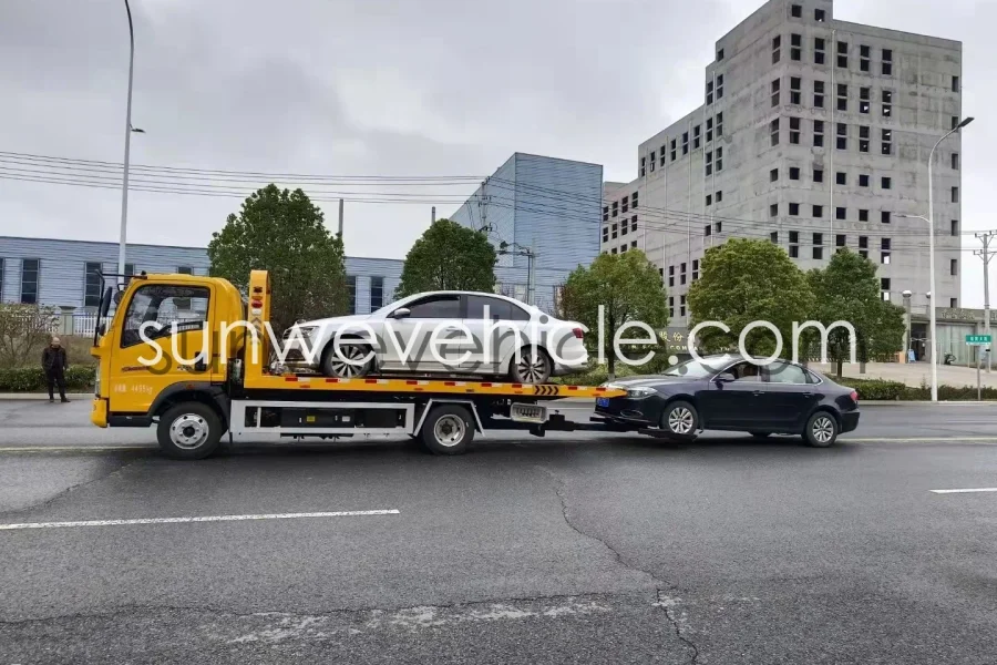 HOWO 4x2 Wrecker Truck - Professional Heavy Duty Tow Truck with 5-Ton Load Capacity