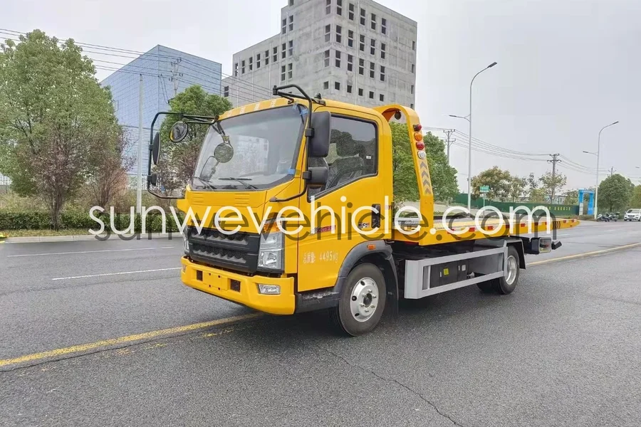 HOWO 4x2 Wrecker Truck - Professional Heavy Duty Tow Truck with 5-Ton Load Capacity
