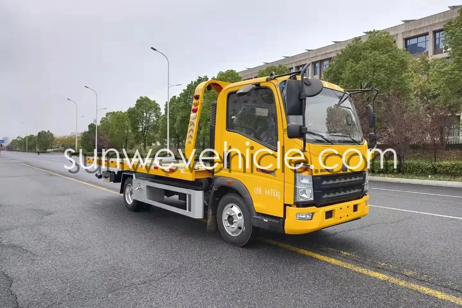 HOWO 4x2 Wrecker Truck - Professional Heavy Duty Tow Truck with 5-Ton Load Capacity